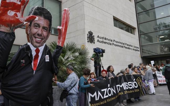 Protesta de los familiares de las víctimas de la dana en las inmediaciones de la Ciudad de la Justicia de Valencia. / EP Protesta de los familiares de las víctimas de la dana en las inmediaciones de la Ciudad de la Justicia de Valencia.