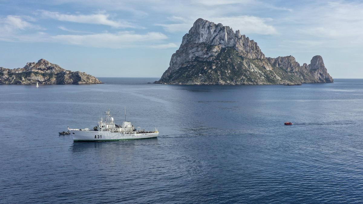 El buque hidrográfico Malaspina encallao cerca de la isla de Es Vedrà.