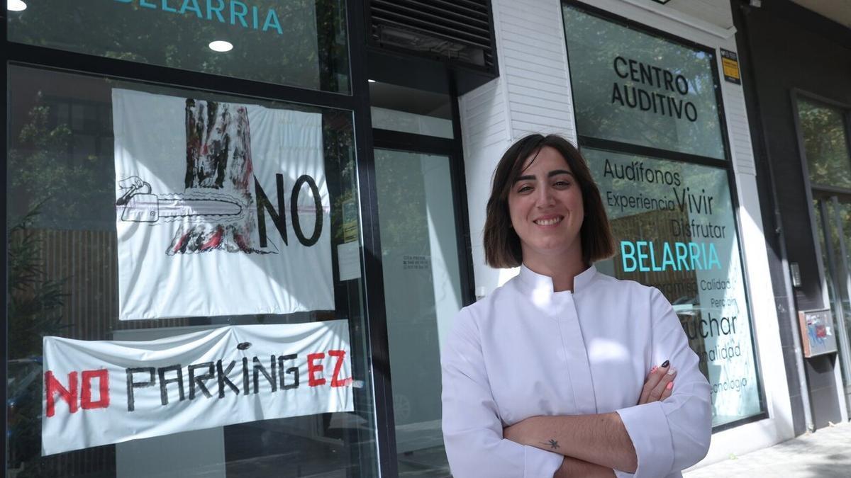 Amanda Jiménez posa frente al Centro Auditivo Belarria de la calle Sangüesa.