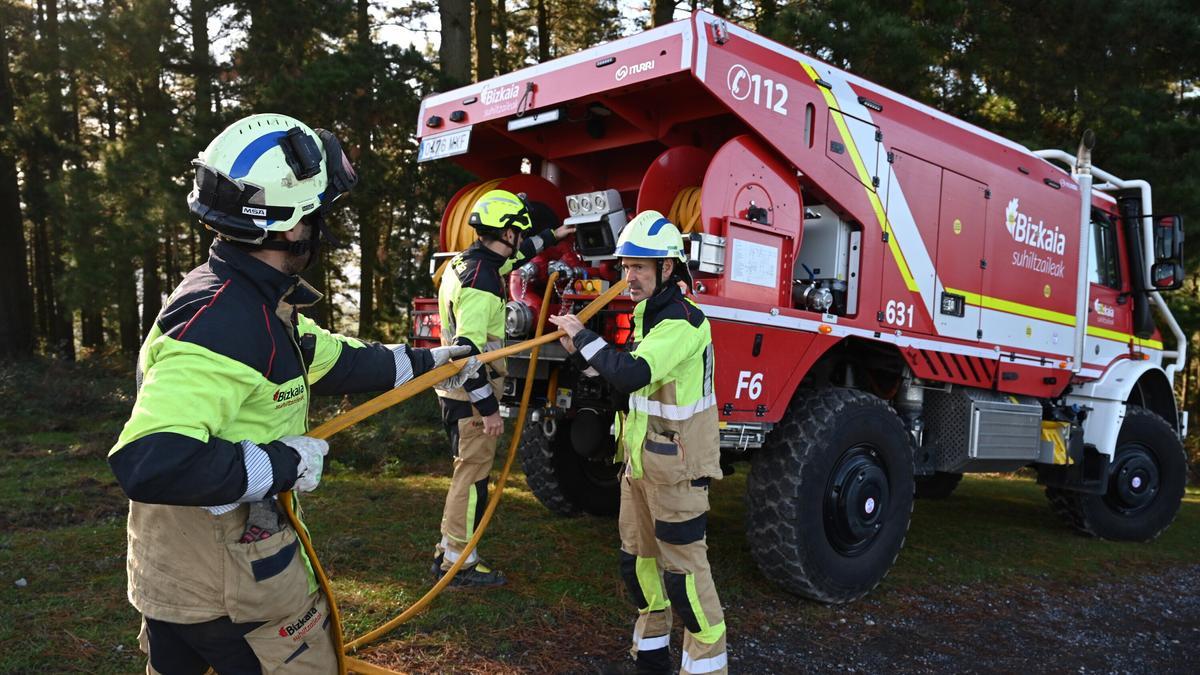 Preparativos en el camión de bomberos