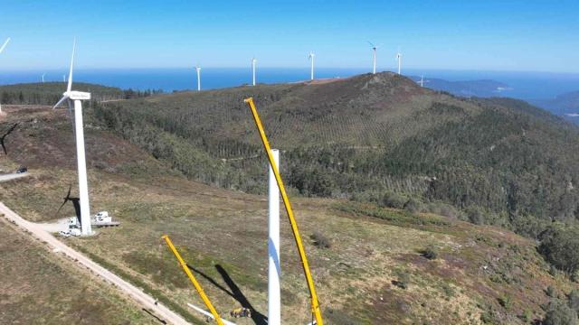 Vista general de un parque eólico, cuya menor producción eleva la factura de la luz