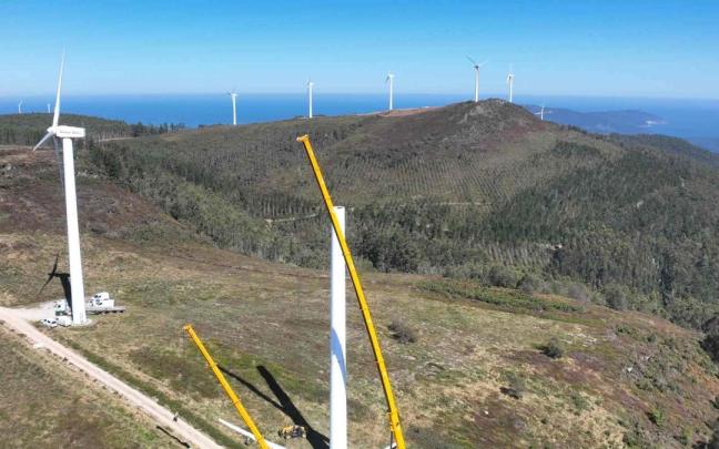 Vista general de un parque eólico, cuya menor producción eleva la factura de la luz