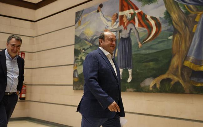 Andoni Ortuzar junto a Aitor Esteban salen a valorar los resultados de las elecciones.