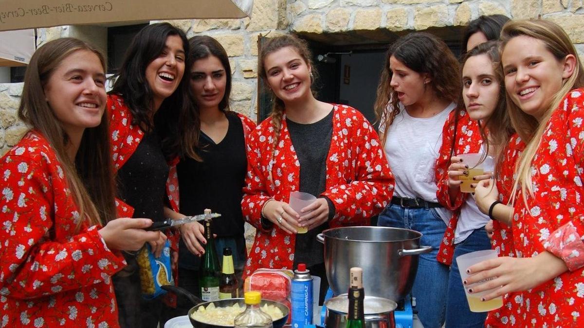Kuadrilla zarauztarra preparando una tortilla de patata para un campeonato en una edición anterior de Kuadrilla Eguna.