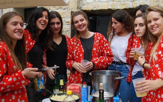 Kuadrilla zarauztarra preparando una tortilla de patata para un campeonato en una edición anterior de Kuadrilla Eguna.