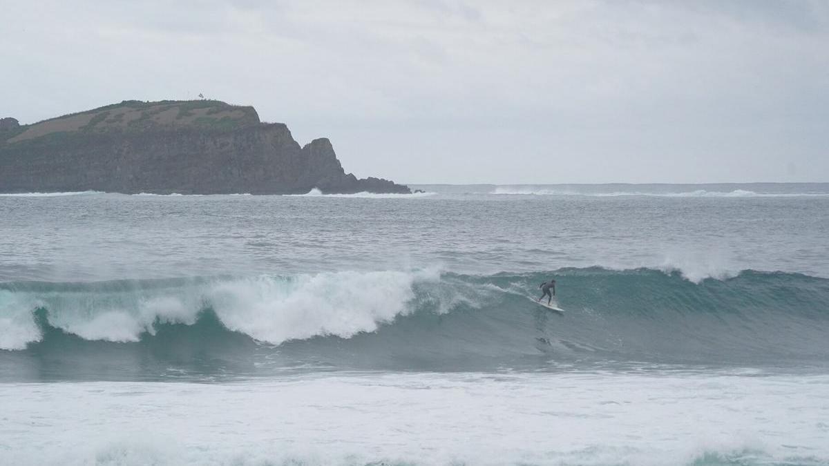 Surfistas en Mundaka durante el aviso por fuerte oleaje.