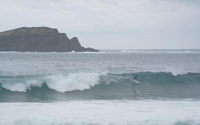 Surfistas en Mundaka durante el aviso por fuerte oleaje.