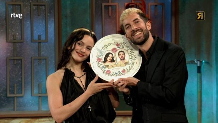 Rosalía y David Broncano con el plato personalizado