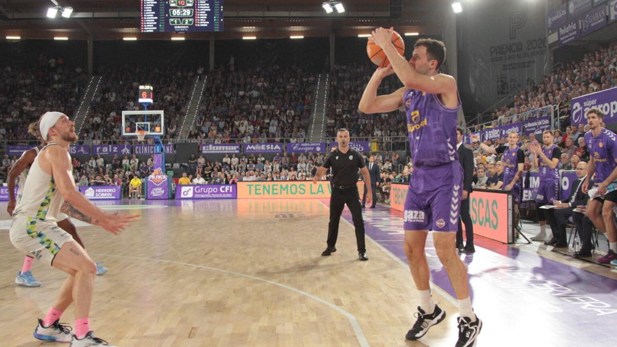 Xabier Oroz lanzando un triple.