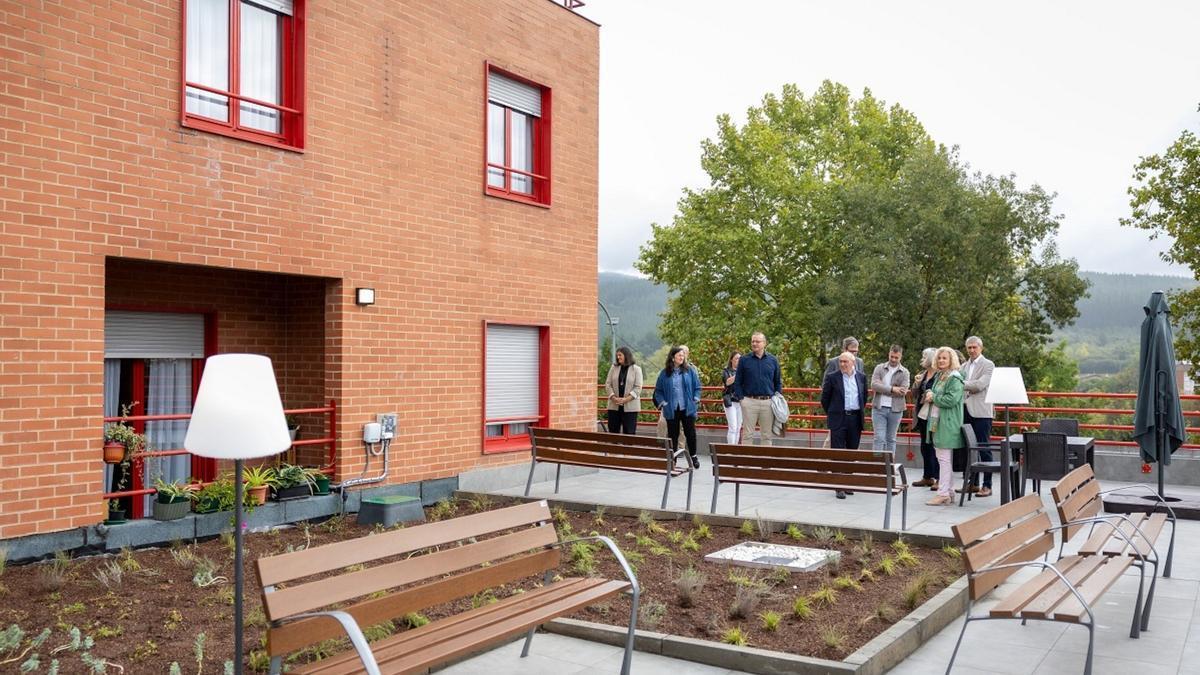 La terraza transitable creada en la primera planta de la residencia foral en Amurrio