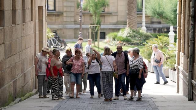 Un grupo de turistas recorre la parte vieja de Donostia.