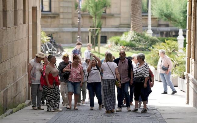 Un grupo de turistas recorre la parte vieja de Donostia.