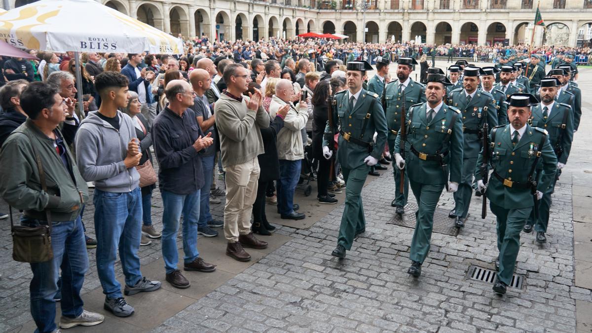 Desfile de la Guardia Civil en la Plaza Nueva de Gasteiz