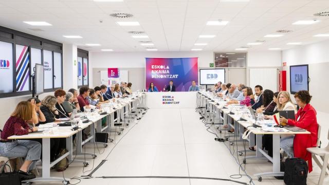 Imagen de la primera reunión del pacto social contra la segregación escolar, encabezada por el lehendakari y la consejera de Educación.