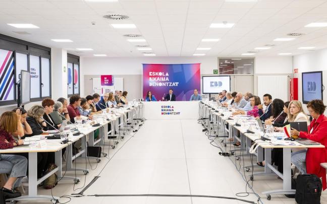Imagen de la primera reunión del pacto social contra la segregación escolar, encabezada por el lehendakari y la consejera de Educación.