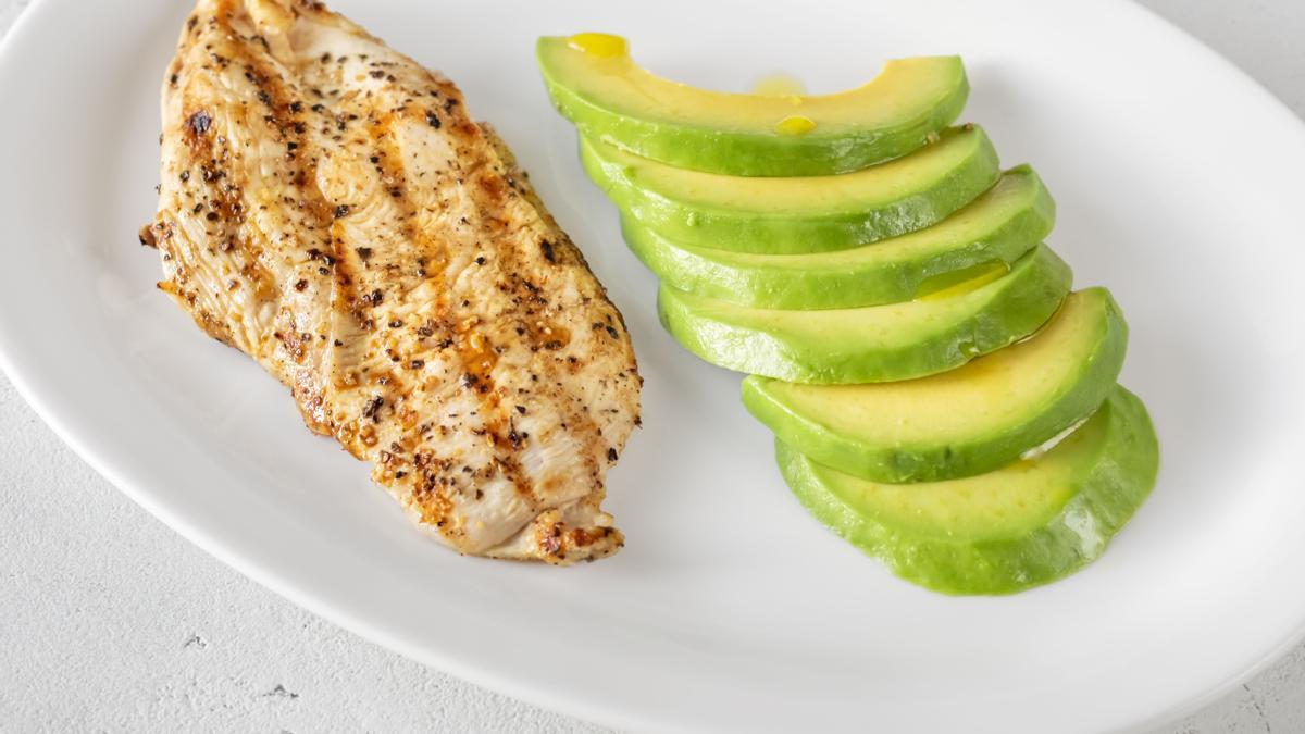 Pollo a la plancha con aguacate.