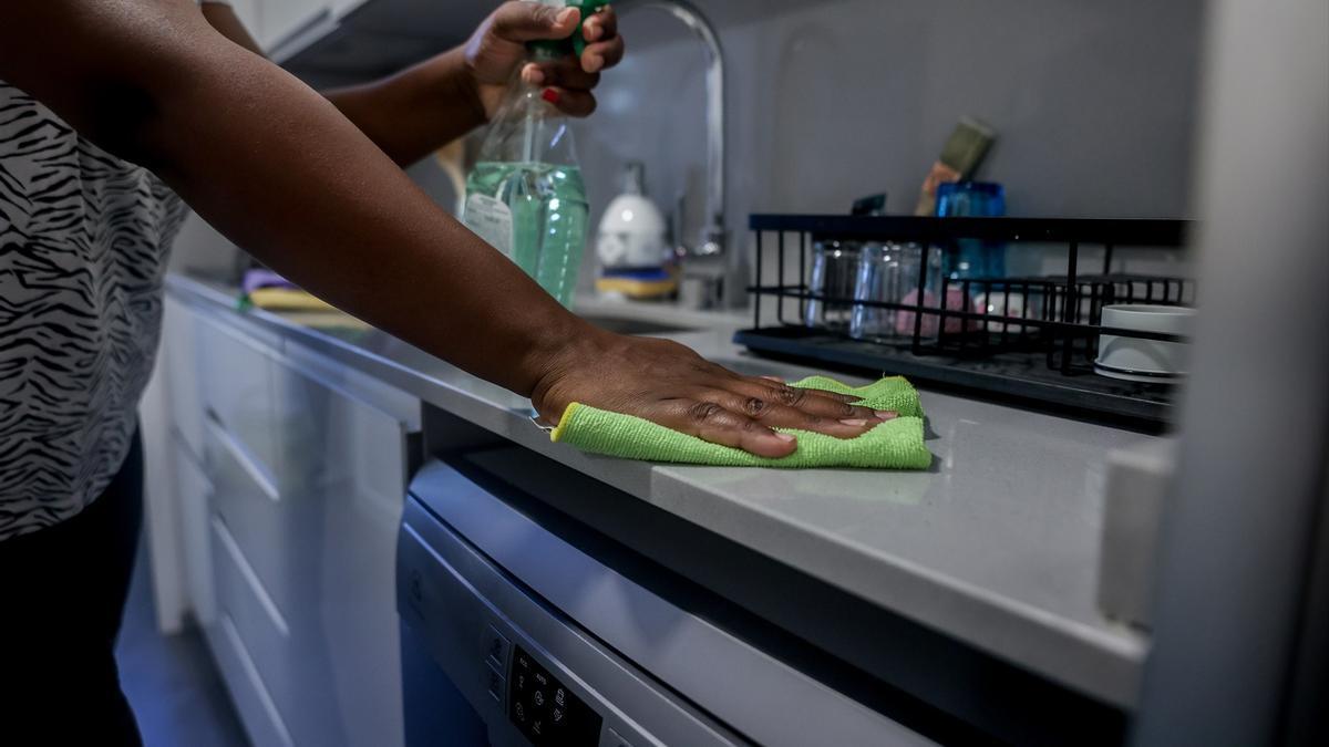 El trabajo doméstico realizado por mujeres es uno de los sectores en los que se concentran una gran parte del pluriempleo. | FOTO: E.P.
