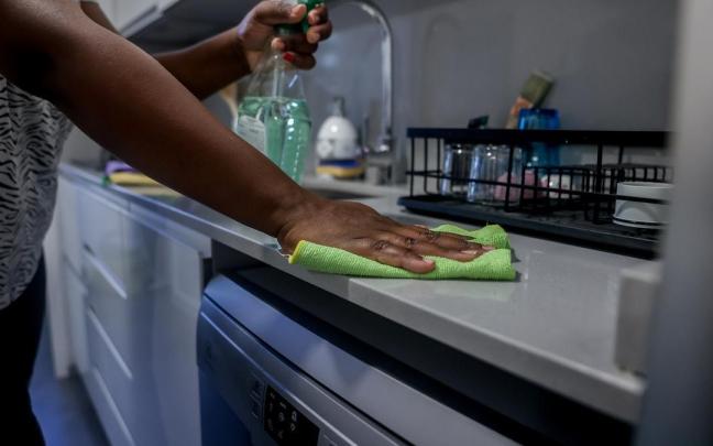 El trabajo doméstico realizado por mujeres es uno de los sectores en los que se concentran una gran parte del pluriempleo. | FOTO: E.P.