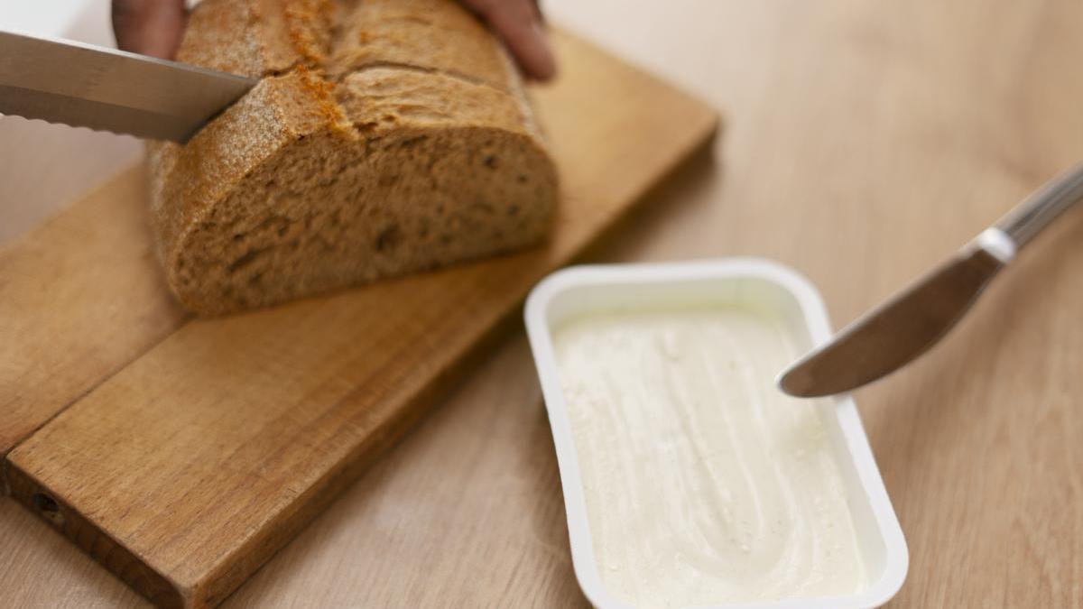 La margarina, habitual en muchos hogares por décadas, se ha considerado históricamente como una alternativa “más saludable” a la mantequilla