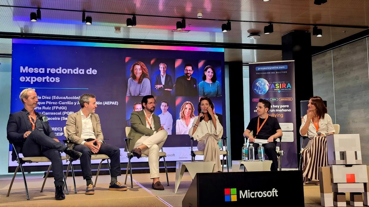 Ismael Maceira (segundo por la derecha), con un grupo de expertos durante la presentación del proyecto 'Yasira' en Madrid.