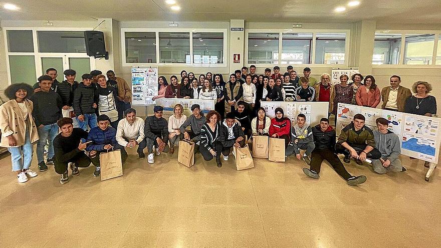 Arriba, los alumnos del instituto y los menores del COA Marcilla junto a los docentes y a las autoridades forales y locales, y abajo, algunos de los cómics que realizaron los jóvenes.