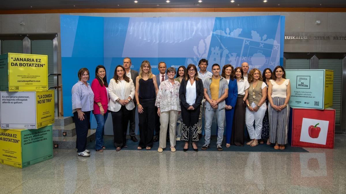 El Departamento de Alimentación del Gobierno vasco y la Fundación Elika presentan la campaña 'La comida no se tira /Janaria ez da botatzen'.