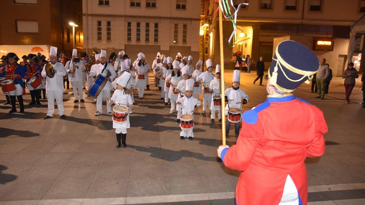 Ensayo general para la tamborrada de San Prudencio en la Plaza Aldai de Laudio en una pasada edición