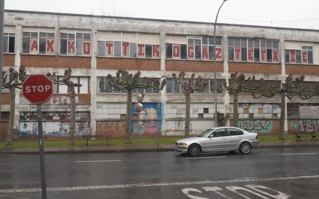Vista del edificio ocupado por AGA en la calle Julio Urkixo de Azkoitia.