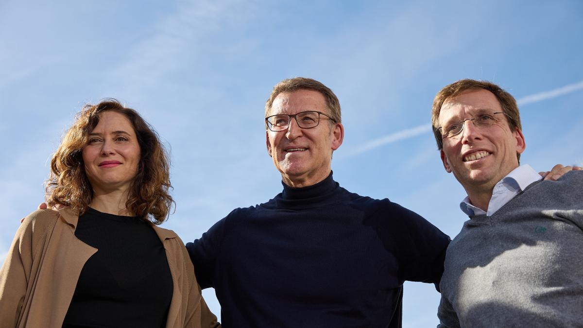 La presidenta de la Comunidad de Madrid y del PP de Madrid, Isabel Díaz Ayuso; el presidente del PP, Alberto Núñez Feijóo, y el alcalde de Madrid, José Luis Martínez-Almeida, durante una manifestación contra la amnist&#2