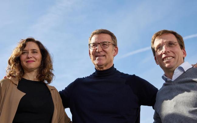 La presidenta de la Comunidad de Madrid y del PP de Madrid, Isabel Díaz Ayuso; el presidente del PP, Alberto Núñez Feijóo, y el alcalde de Madrid, José Luis Martínez-Almeida, durante una manifestación contra la amnist