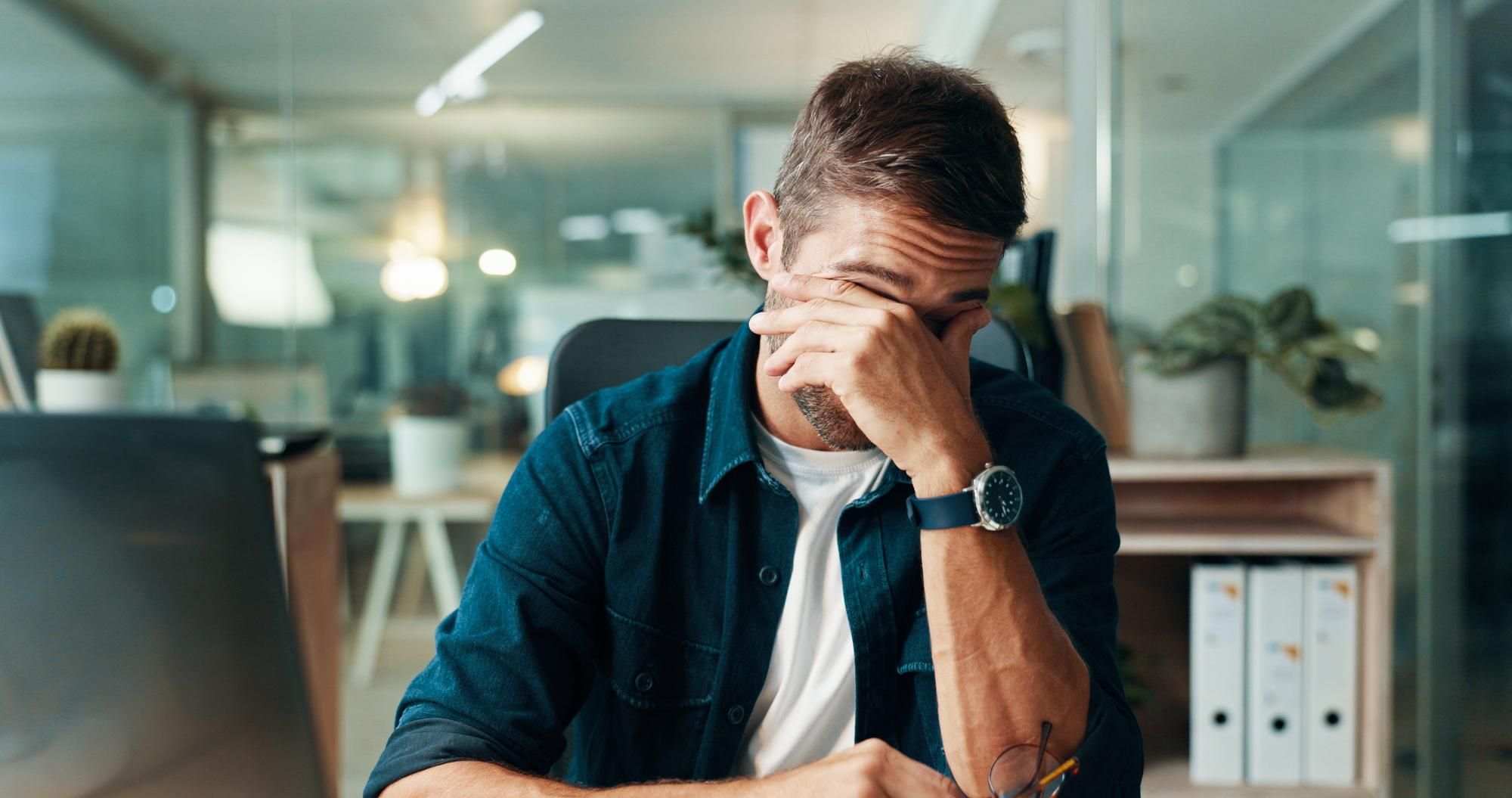 Un hombre se muestra decaído en su puesto de trabajo.