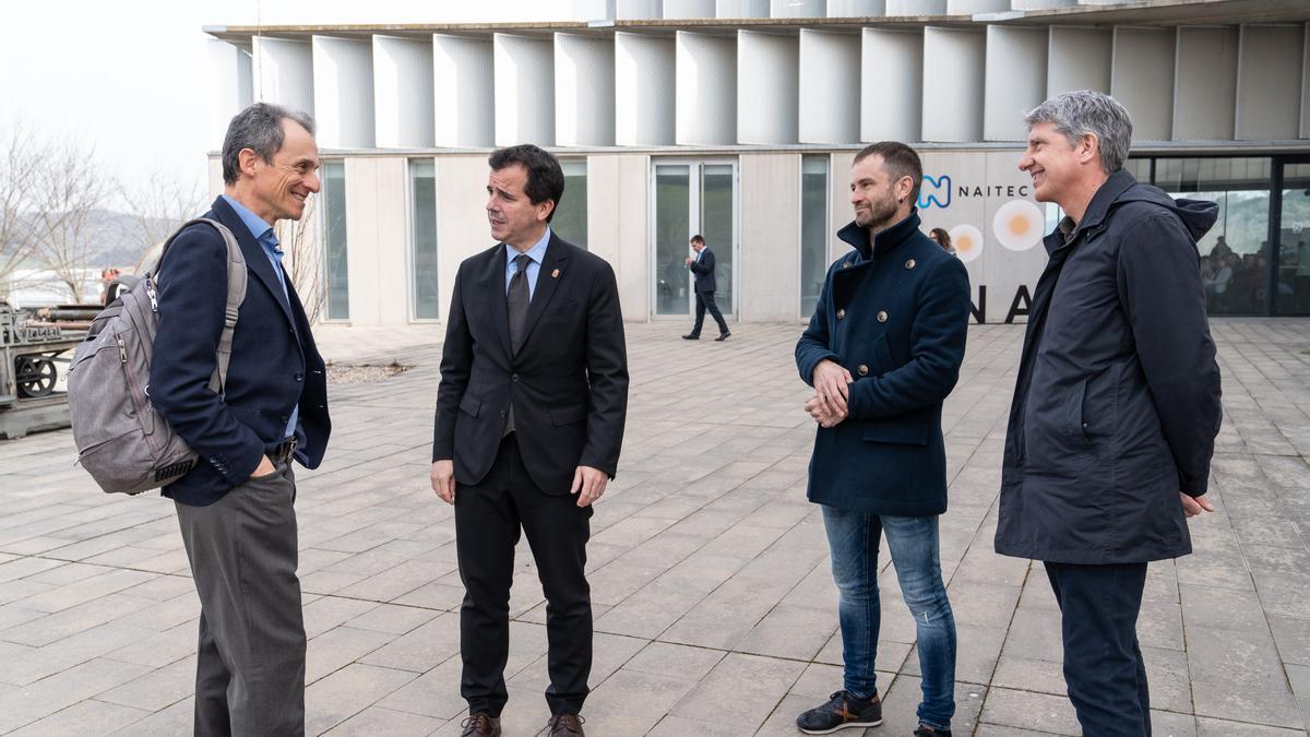 De izda a dcha: Pedro Duque, el consejero Irujo, Koldo Leoz, alcalde de Estella-Lizarra, y Carlos Ros, presidente de Laseme, (Asociación de Empresas de la Merindad de Estella.
