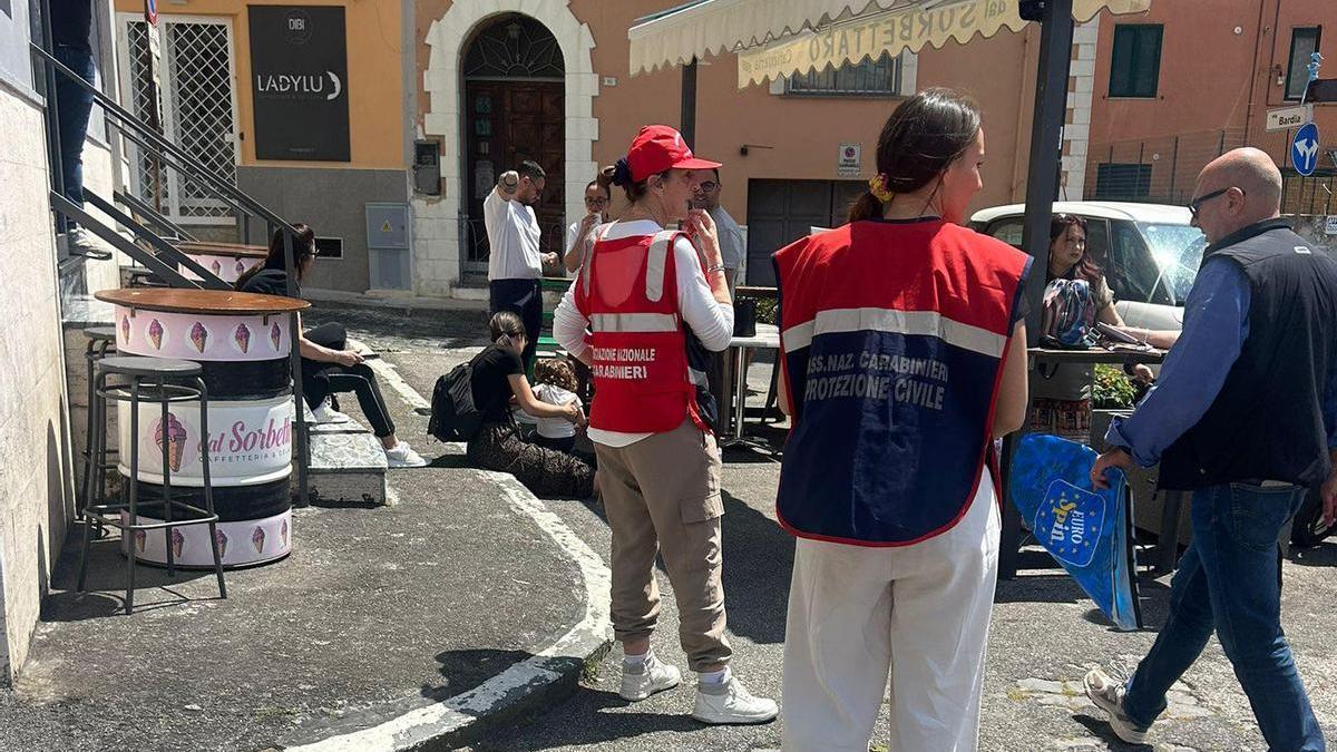 Equipos de protección civil en Pozzuoli, localidad afectada por el seísmo.