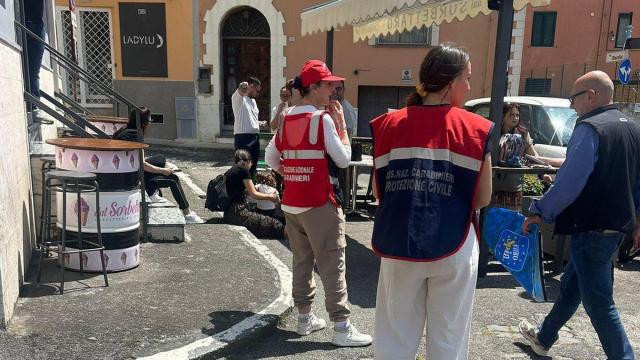 Equipos de protección civil en Pozzuoli, localidad afectada por el seísmo. / Facebook / @manzonisindaco Equipos de protección civil en Pozzuoli, localidad afectada por el seísmo.