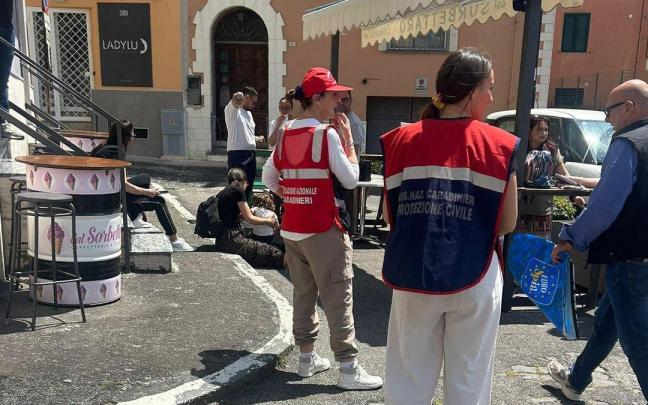 Equipos de protección civil en Pozzuoli, localidad afectada por el seísmo. / Facebook / @manzonisindaco Equipos de protección civil en Pozzuoli, localidad afectada por el seísmo.