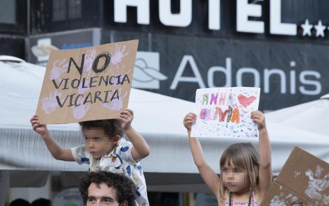 Dos niños con carteles, participan en una concentración feminista. / EP Dos niños con carteles, participan en una concentración feminista.