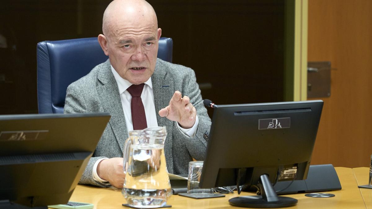 Juan Ignacio Pérez responde en el Parlamento Vasco sobre las pintadas aparecidas este año en la EHU, entre otras cuestiones que se tratan en la comisión de Universidades.