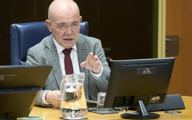 Juan Ignacio Pérez responde en el Parlamento Vasco sobre las pintadas aparecidas este año en la EHU, entre otras cuestiones que se tratan en la comisión de Universidades.