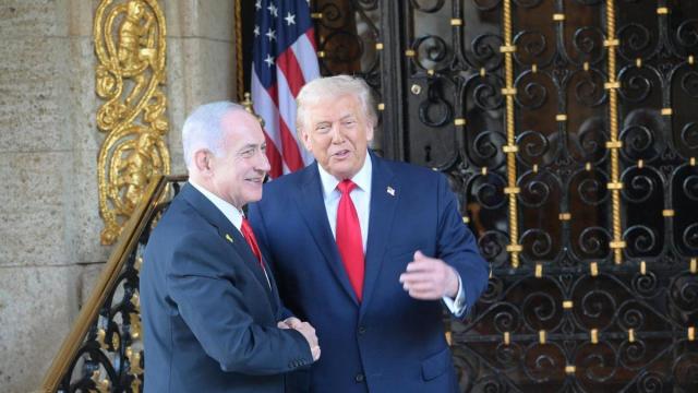 Netanyahu y Trump se saludan durante su encuentro el pasado lunes en Florida.
