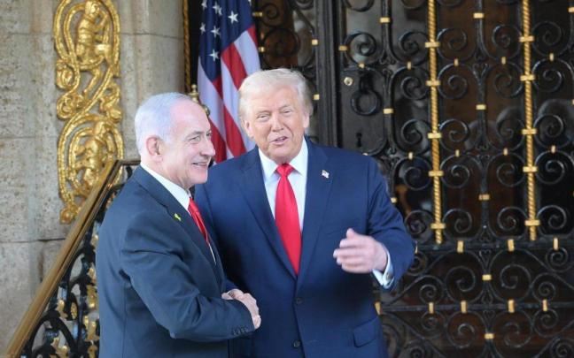 Netanyahu y Trump se saludan durante su encuentro el pasado lunes en Florida.