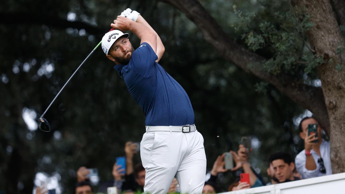 Jon Rahm golpea la pelota en el Abierto de España.