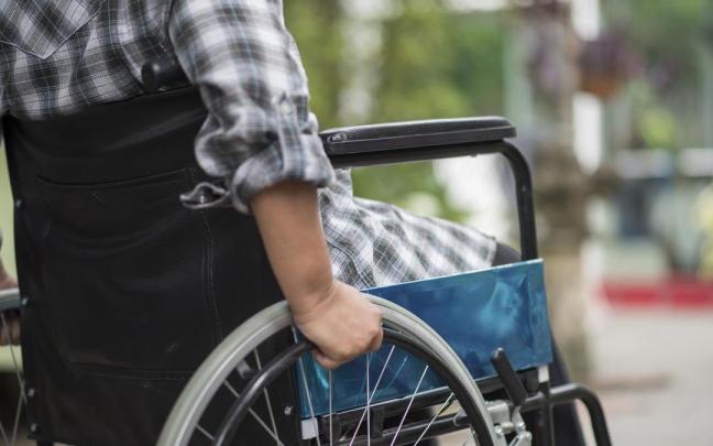 Una persona en silla de ruedas. Una persona en silla de ruedas.