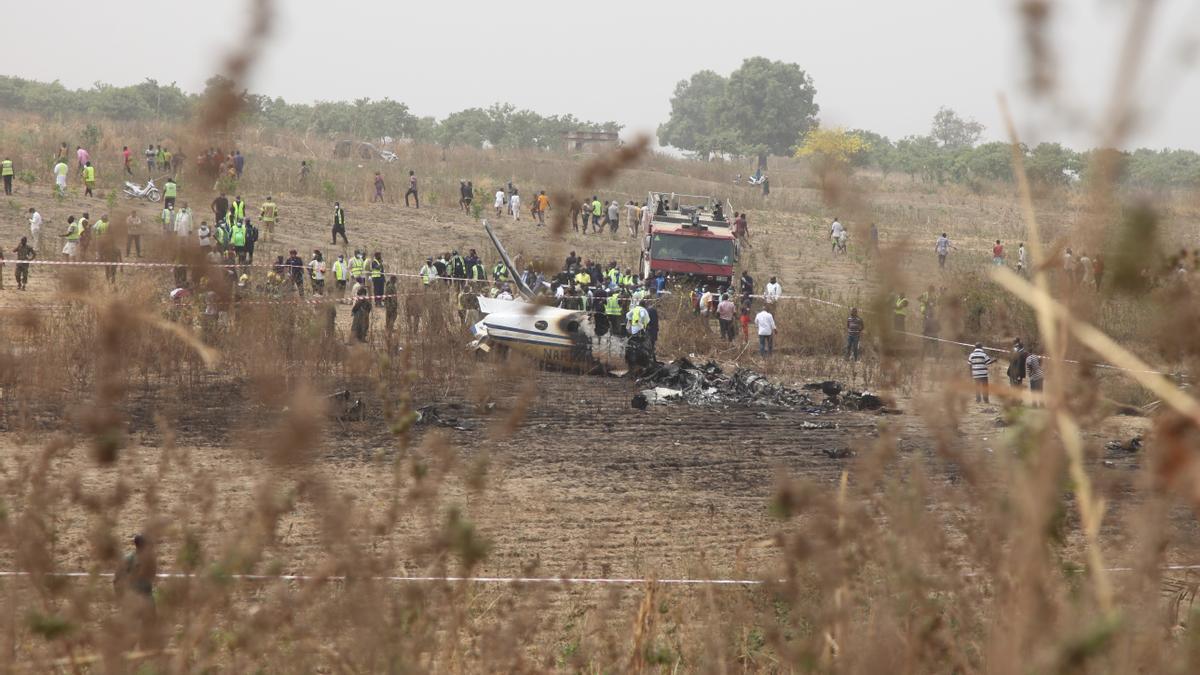 Un avión militar con más de 30 personas a bordo se estrella en el sureste de Nigeria.