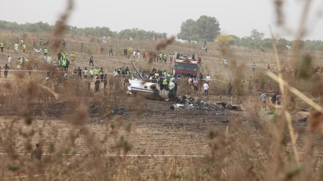 Un avión militar con más de 30 personas a bordo se estrella en el sureste de Nigeria.