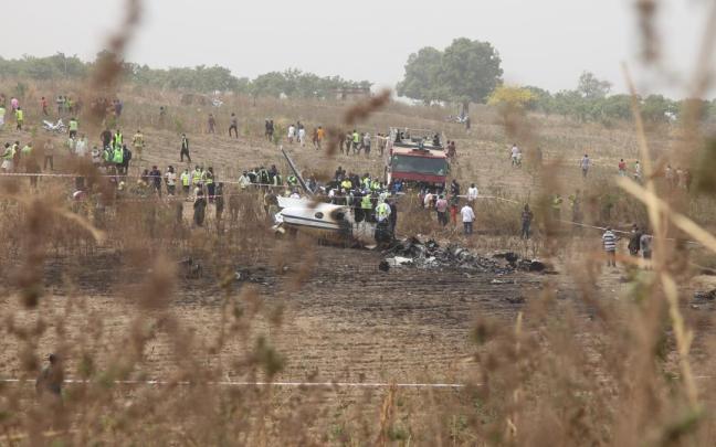 Un avión militar con más de 30 personas a bordo se estrella en el sureste de Nigeria.