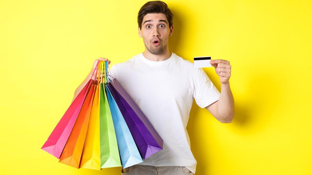 Un hombre realiza compras con su tarjeta de crédito.