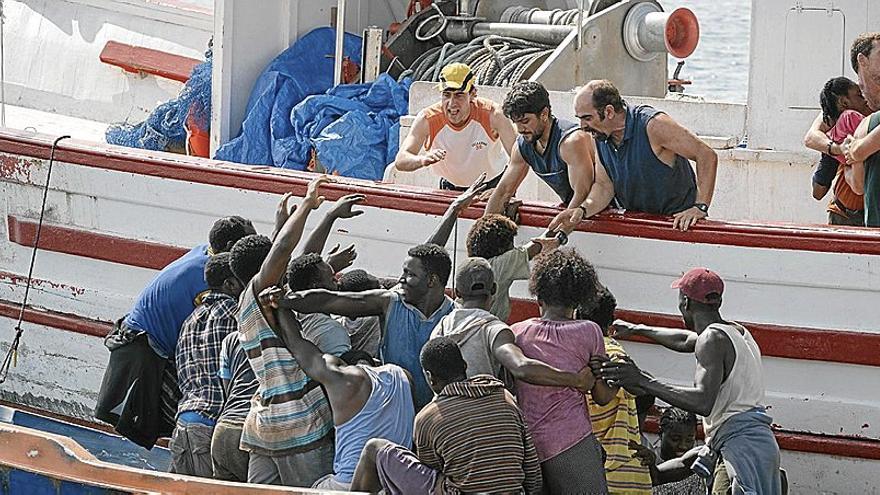 Imagen de la miniserie ‘La ley del mar’ que recrea el rescate de 51 inmigrantes eritreos por un pesquero.