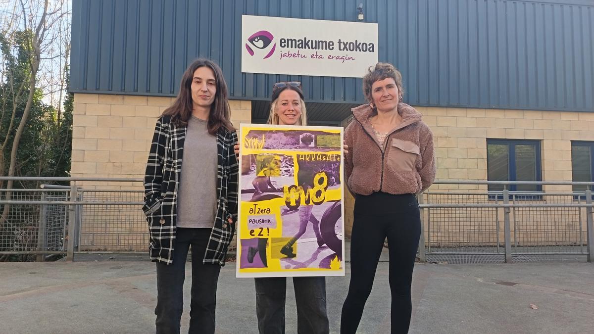 La concejala Eva Abuin, la artista Joana Manzisidor 'Jow', y la técnica Amets Beltran de Gebara.