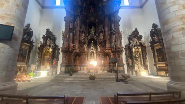 El fenómeno se produce cuando los rayos del sol atraviesan tres ventanas situadas en la fachada oeste de la iglesia e iluminan de forma simultánea el altar mayor y los dos altares laterales.