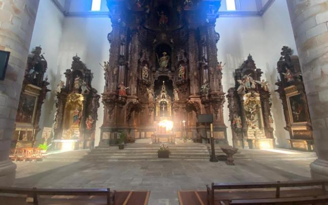 El fenómeno se produce cuando los rayos del sol atraviesan tres ventanas situadas en la fachada oeste de la iglesia e iluminan de forma simultánea el altar mayor y los dos altares laterales.